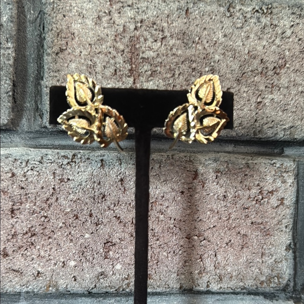 Vintage CORO goldtone leaf clip on earrings
